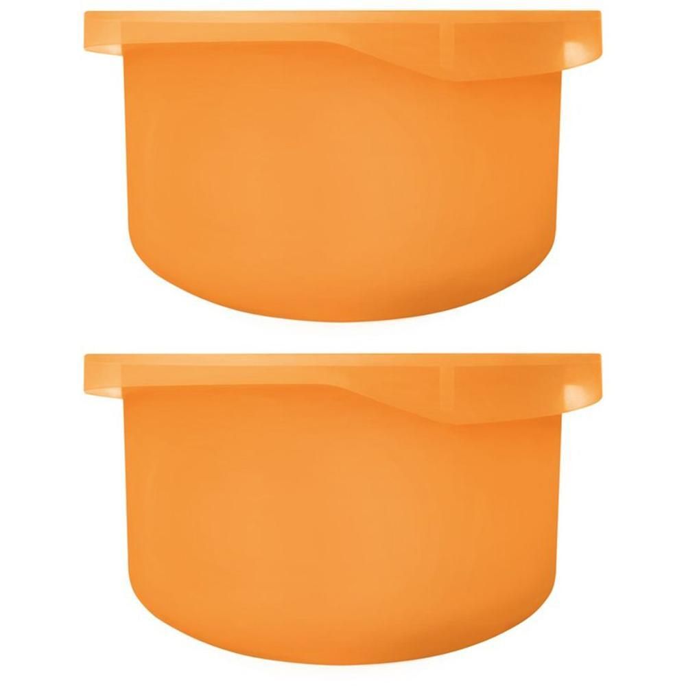 Due contenitori arancioni con coperchi trasparenti.