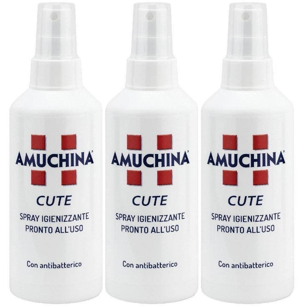 Tre flaconi spray bianchi con etichetta AMUCHINA CUTE e dicitura antibatterica.