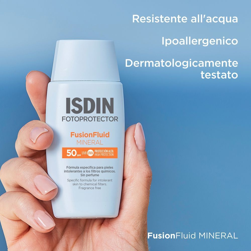 Mano che tiene un flacone ISDIN Fotoprotector Fusion Fluid Mineral SPF50.