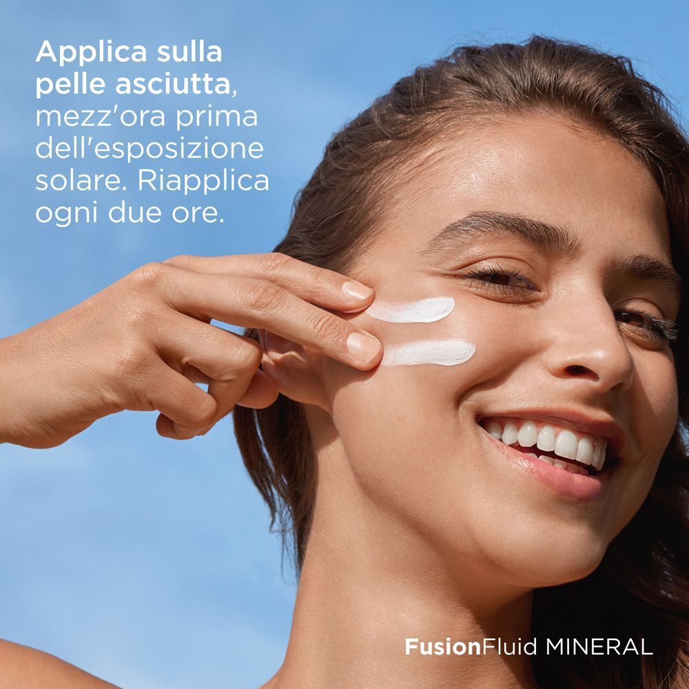 Donna applica ISDIN Fotoprotector Fusion Fluid Mineral SPF50 sul viso.