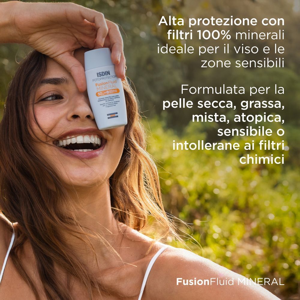 Donna con flacone ISDIN Fotoprotector Fusion Fluid Mineral SPF50, testo sui filtri minerali.