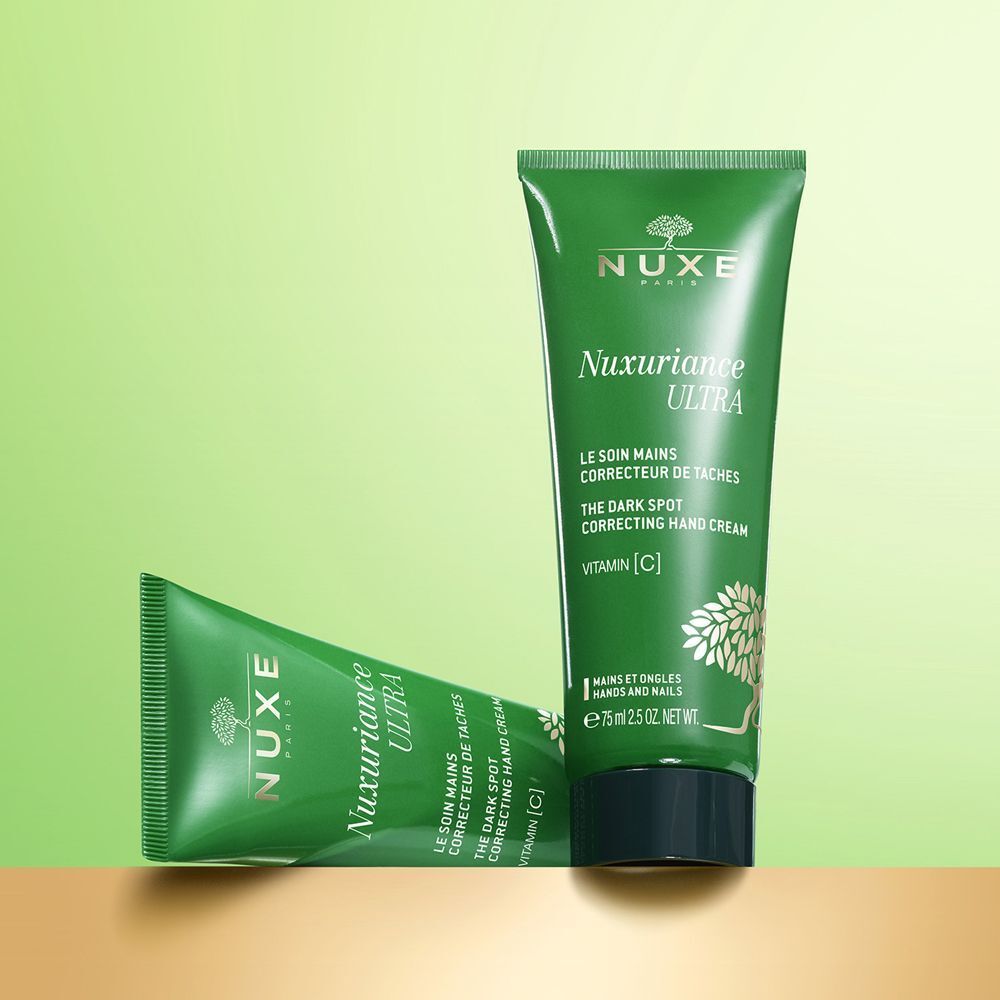Due tubi verdi di Nuxe Nuxuriance Ultra Crema Mani Correttore Macchie.