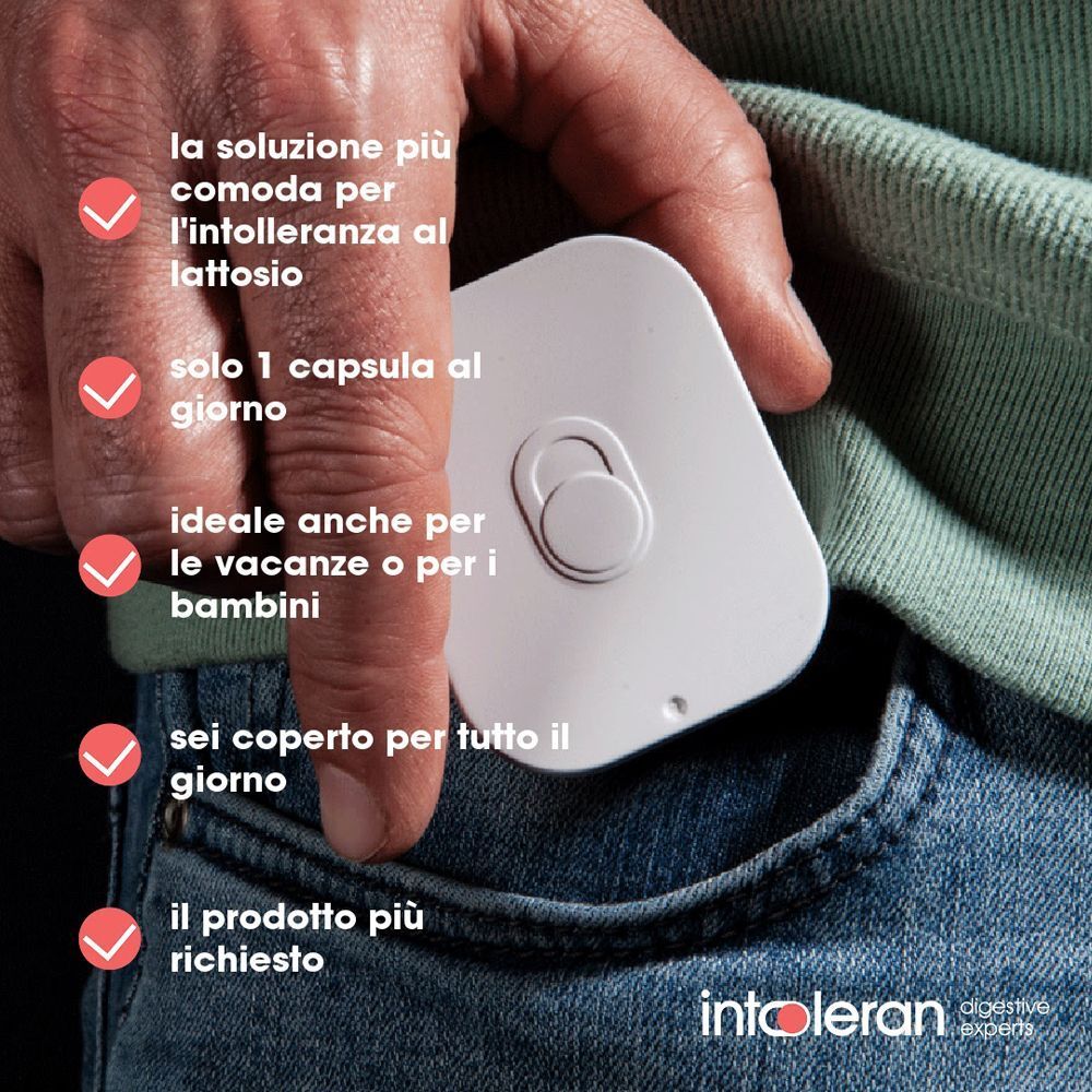 Una mano tiene un piccolo astuccio bianco in una tasca di jeans. Spunte con testo a lato.