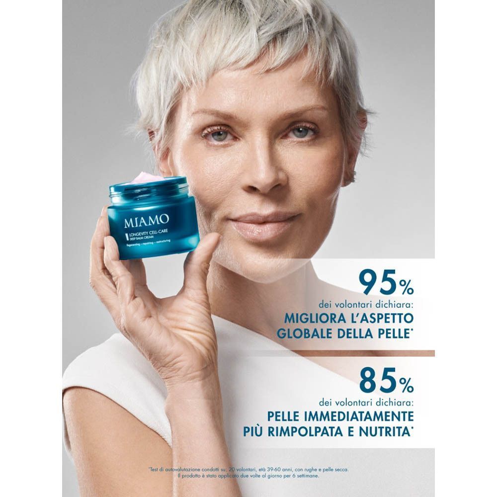 Donna che tiene un vasetto MIAMO Longevity Cell-Care Deep Balm Cream.