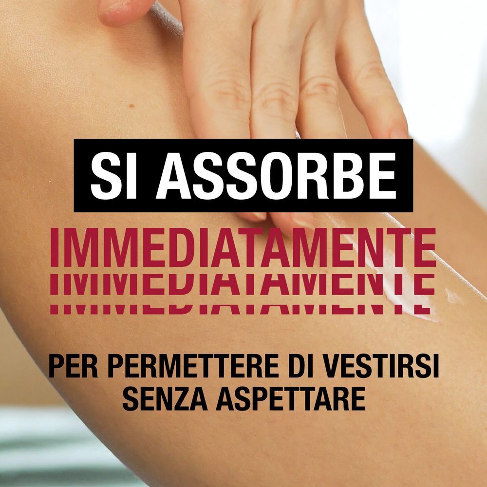 Mano che applica la crema sulla pelle. Testo: Si assorbe immediatamente per vestirsi senza aspettare.