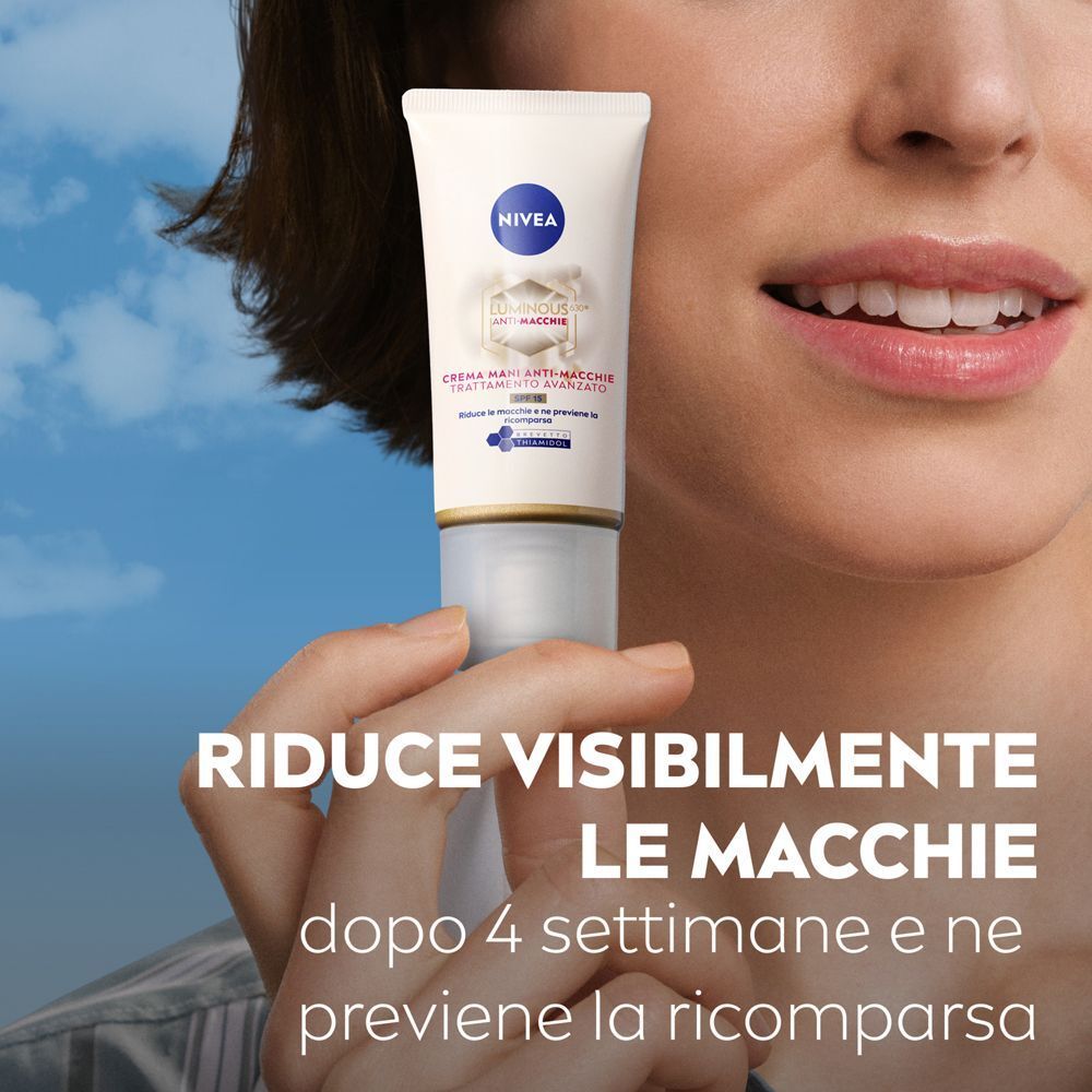 Donna tiene crema mani Nivea Luminous630. Riduce visibilmente le macchie dopo 4 settimane.