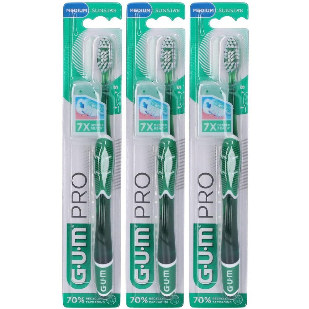 Tre spazzolini GUM PRO in confezione multipla, medi, con manici verdi.