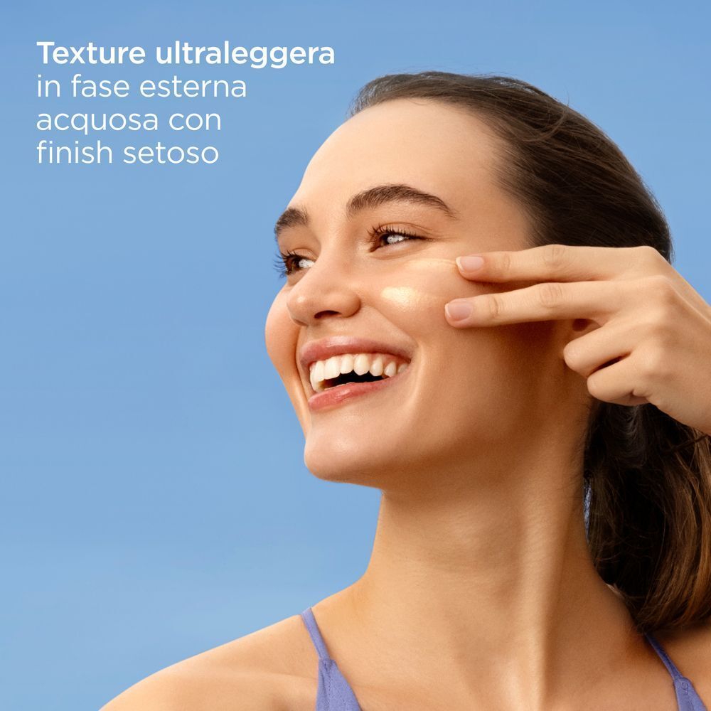 Donna con ISDIN Fotoprotector Fusion Water Magic Glow SPF50 sulla pelle.