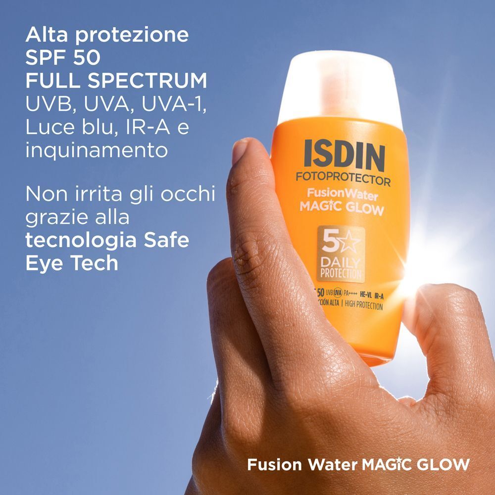 Mano tiene flacone ISDIN Fotoprotector Fusion Water Glow SPF50 davanti al cielo blu.