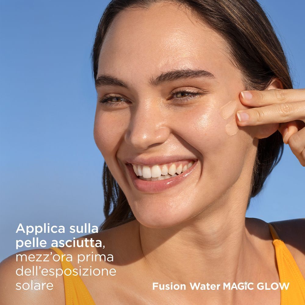 Donna applica ISDIN Fotoprotector Fusion Water Glow SPF50 sulla guancia.