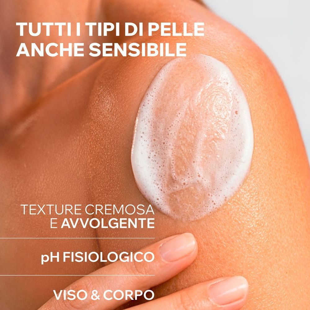 Schiuma cremosa su pelle umana, per tutti i tipi di pelle.