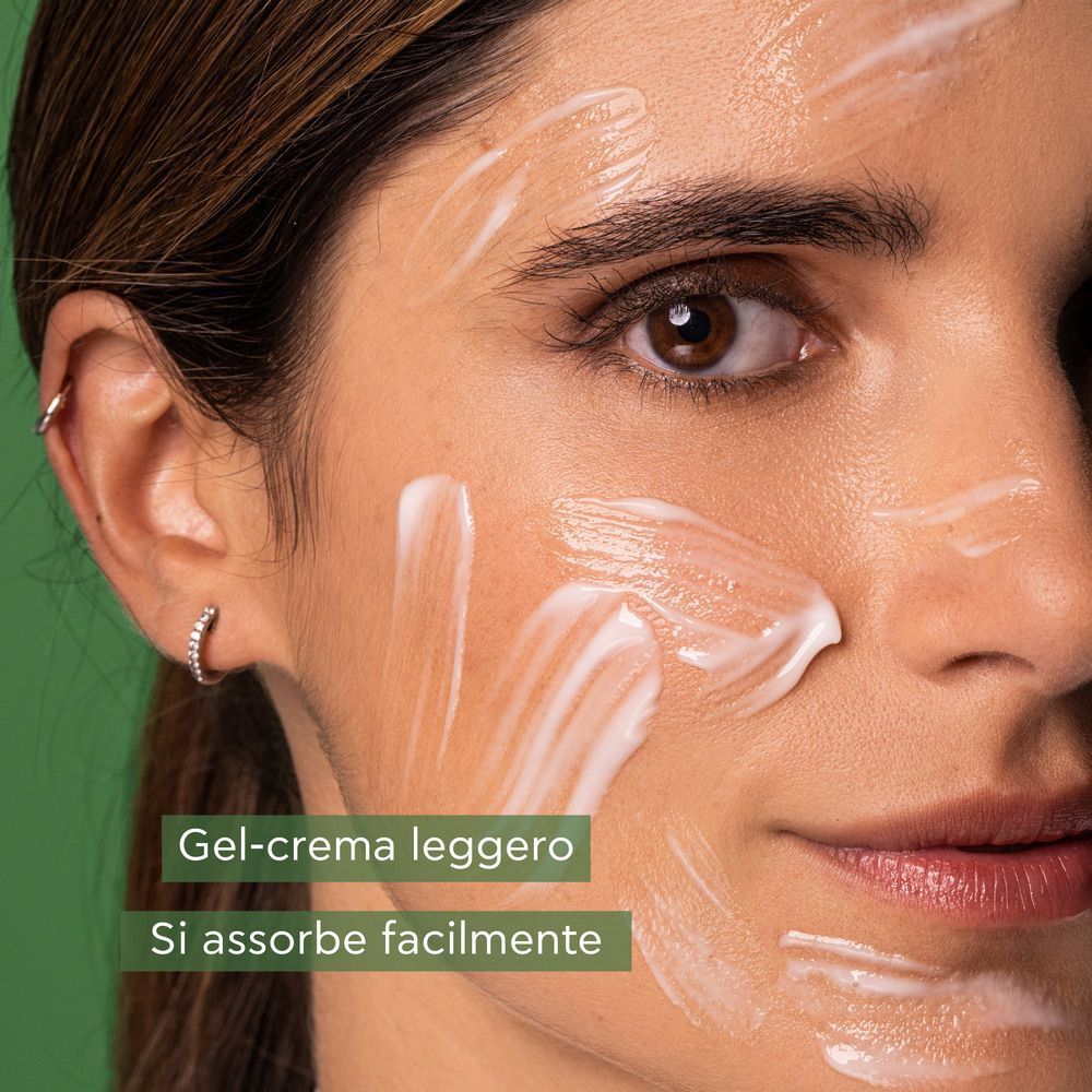 Texture gel-crema della crema viso APIVITA BEE RADIANT sulla pelle di una donna.
