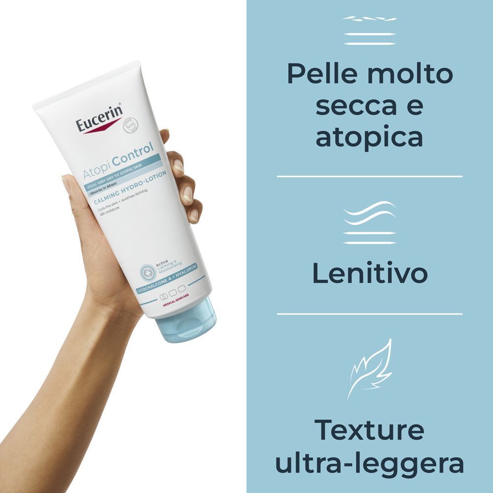 Mano che tiene Eucerin Atopi Control Emulsione Lenitiva Ultra-Leggera per pelle secca.