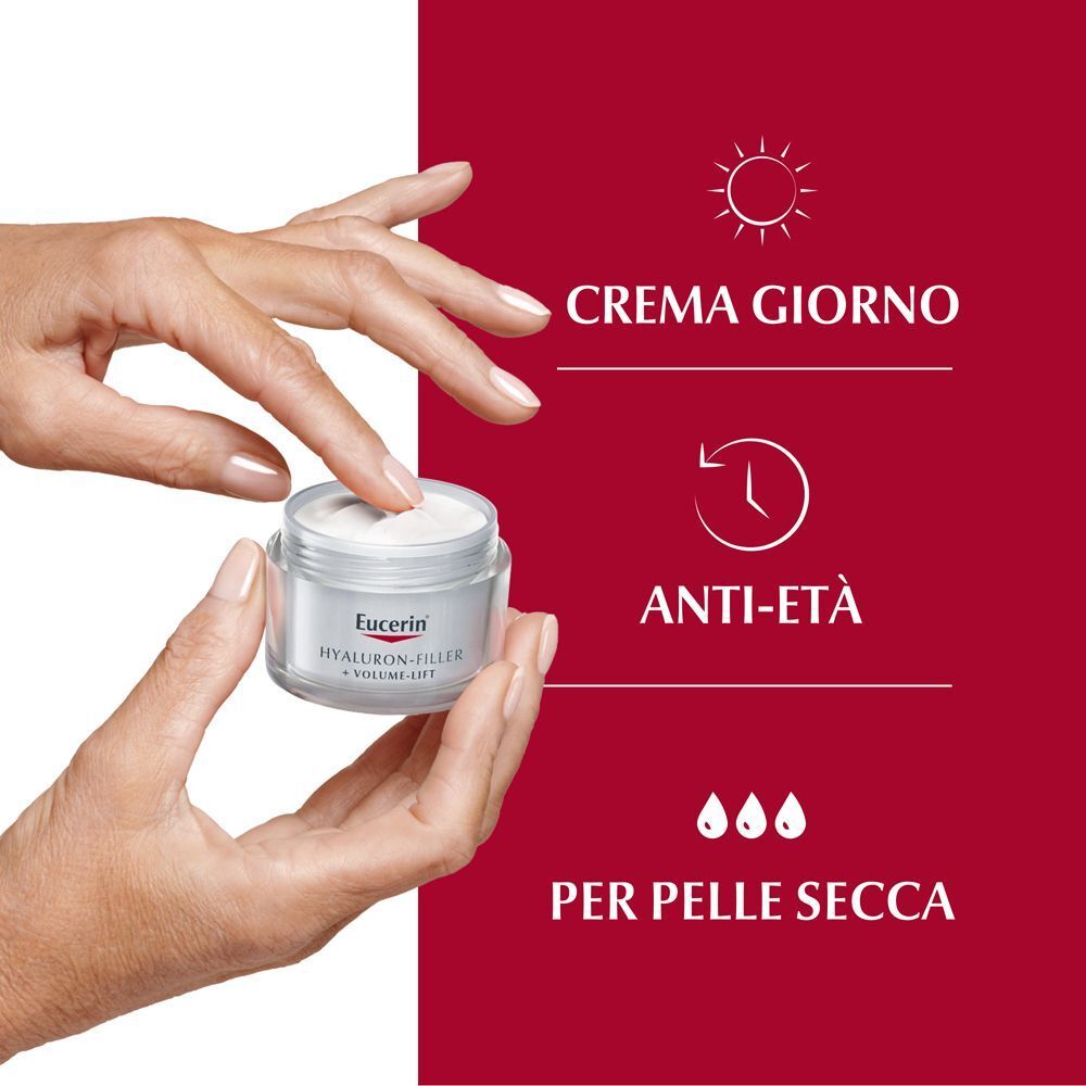 Mano preleva crema giorno Eucerin Hyaluron-Filler dal vasetto. Anti-età, per pelle secca.