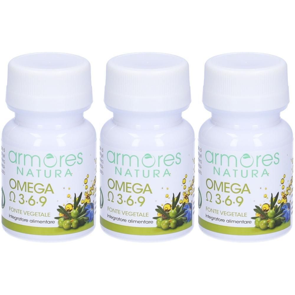 Tre flaconi bianchi Armores Natura Omega 3-6-9 con etichetta verde e motivo di olive.