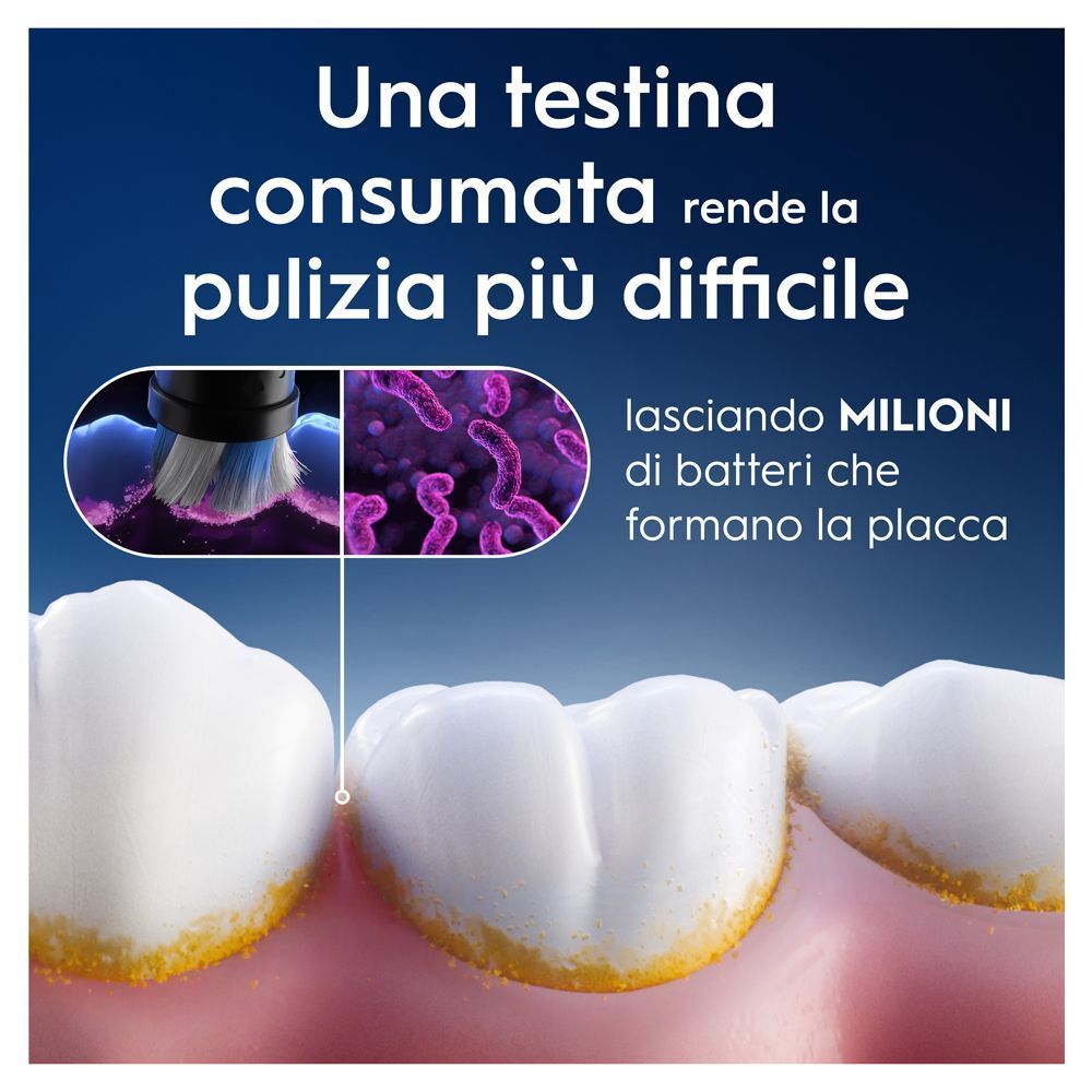 Testina di spazzolino usurata con batteri e denti con placca.