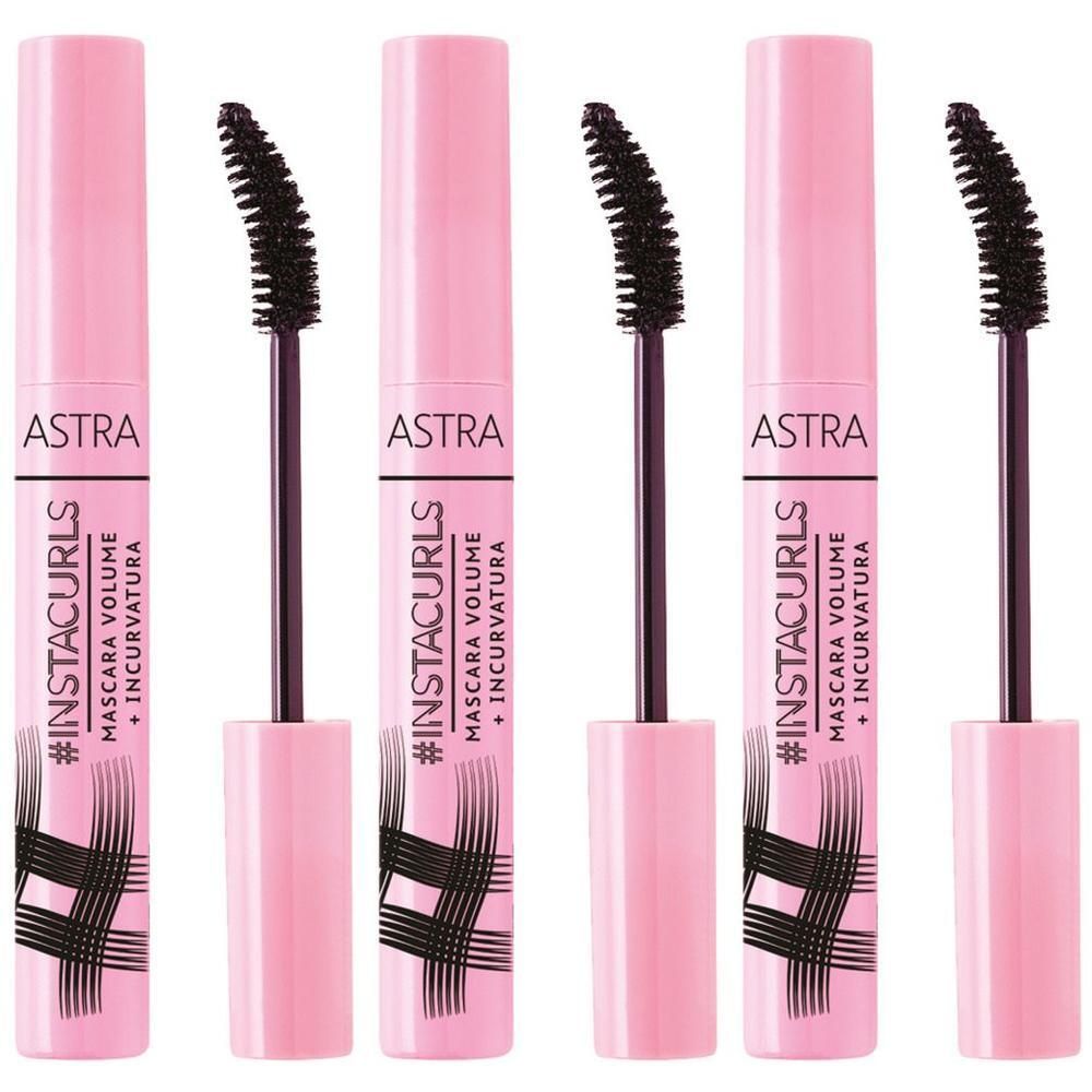 Quattro tubetti di mascara Astra Instacurls rosa con scovolini neri. Gli scovolini sono curvi.