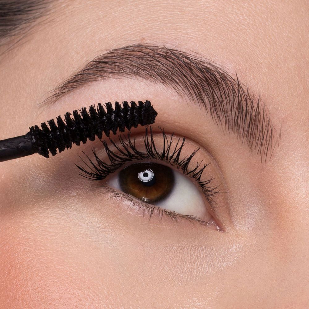 Applicatore di mascara nero che pettina le ciglia.