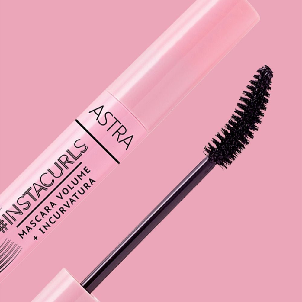 Mascara Astra: Tubo rosa con applicatore a spazzola nero. Scritte: #INSTACURLS, MASCARA VOLUME + INCURVATURA.