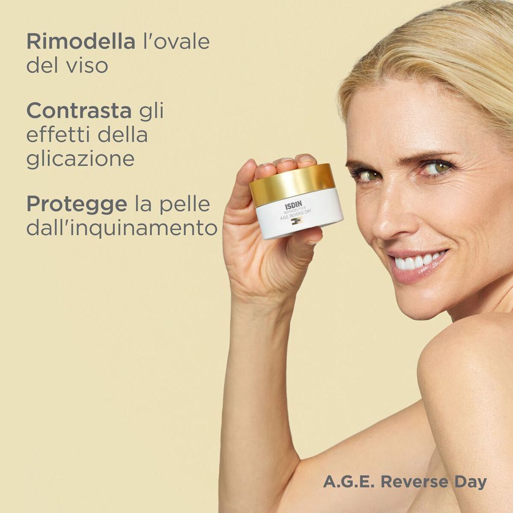 Donna tiene in mano la crema ISDIN Isdinceutics AGE Reverse Day. Testo: Rimodella l'ovale del viso.