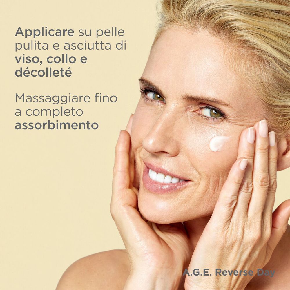 Donna applica la crema ISDIN Isdinceutics AGE Reverse Day su viso e collo.