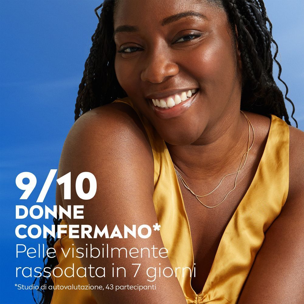 Donna sorridente con testo sulla pelle visibilmente rassodata in 7 giorni.