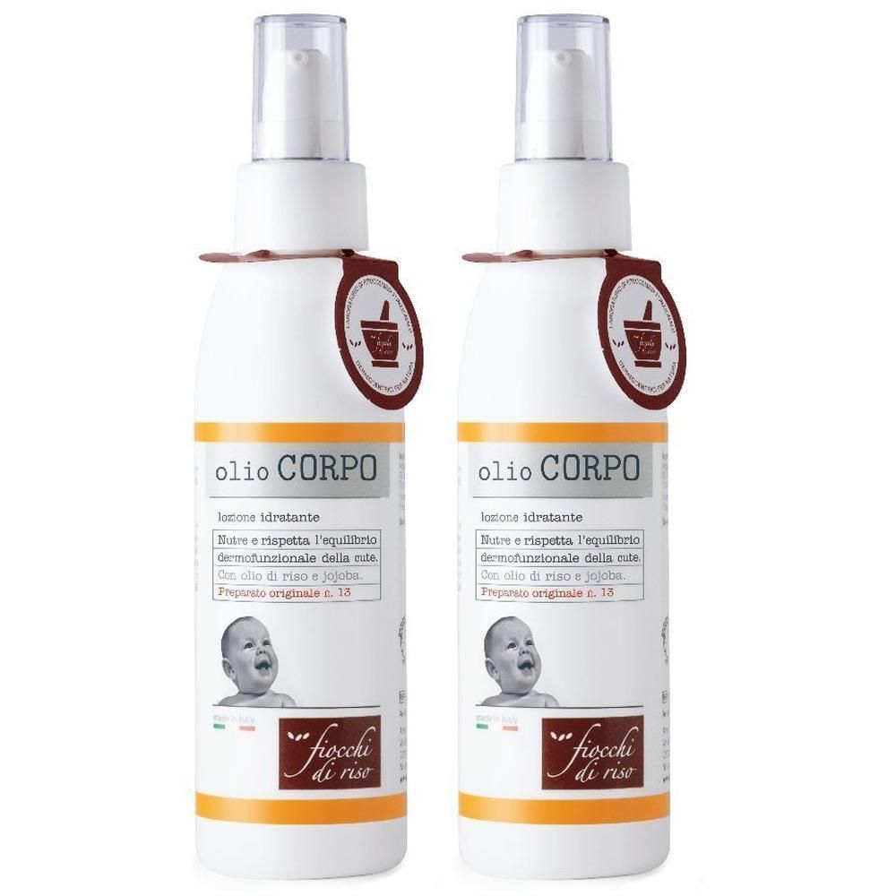 Due flaconi spray bianchi di olio corpo, etichette con immagine di bambino e logo "fiocchi di riso".