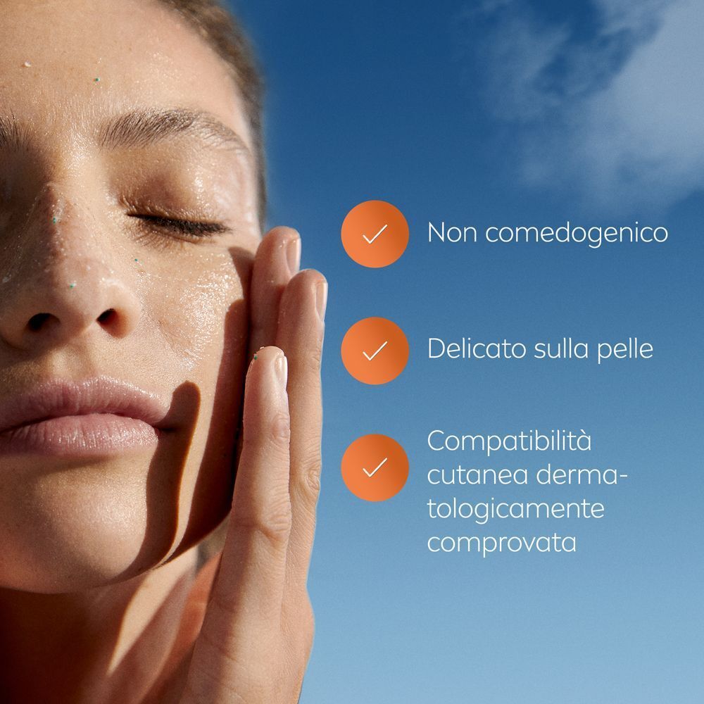 Primo piano di una donna che si tocca il viso. Promozione Nivea Derma Skin Clear Scrub.
