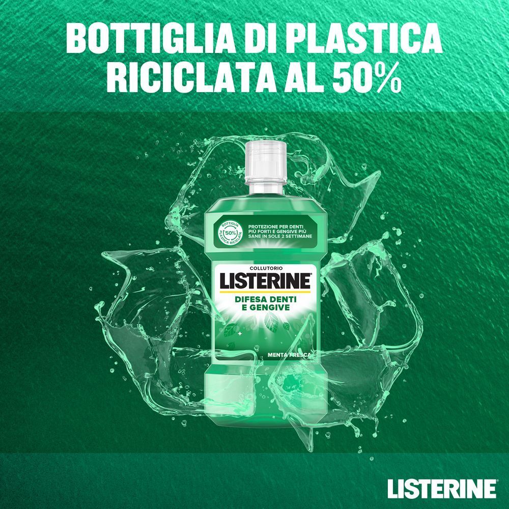 Collutorio Listerine in bottiglia verde, circondato da schizzi d'acqua. La bottiglia è realizzata al 50% in plastica riciclata.