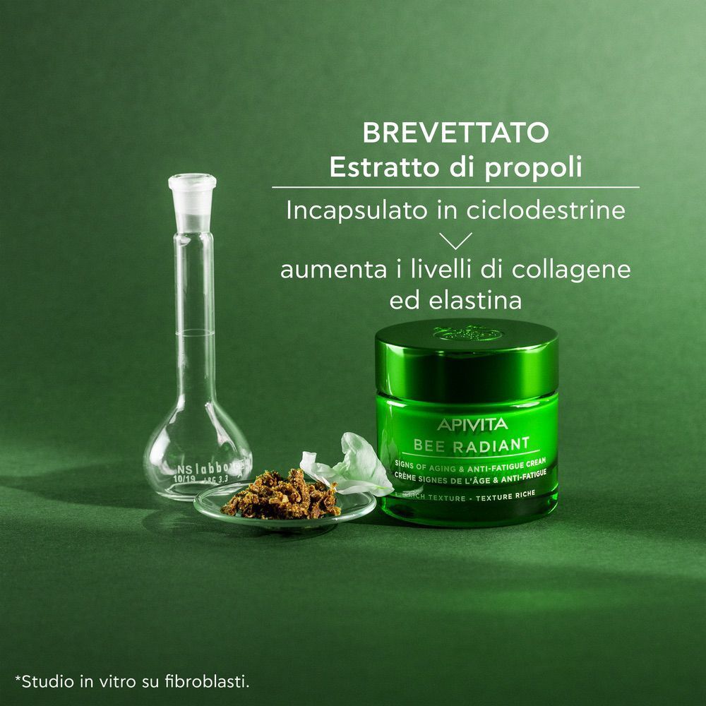 Texture cremosa della crema viso APIVITA Bee Radiant sulla pelle.