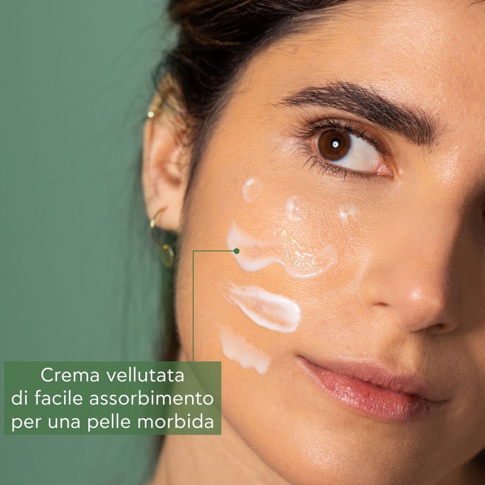 Crema APIVITA Bee Radiant accanto a un bidone per il riciclaggio.