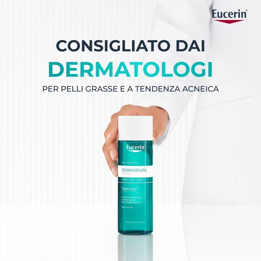 Una mano tiene Eucerin Dermopure Tonico Purificante, consigliato dai dermatologi.