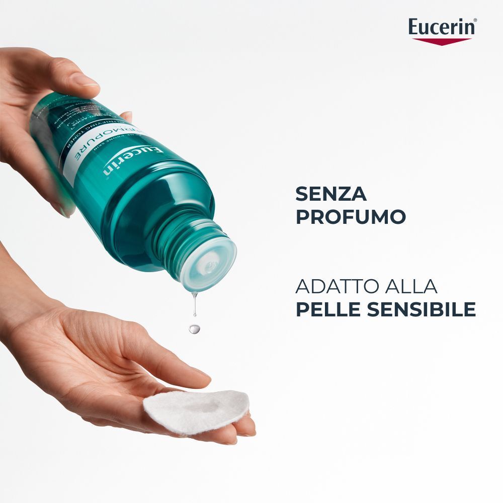Eucerin Dermopure Tonico Purificante versato su un dischetto di cotone, senza profumo.