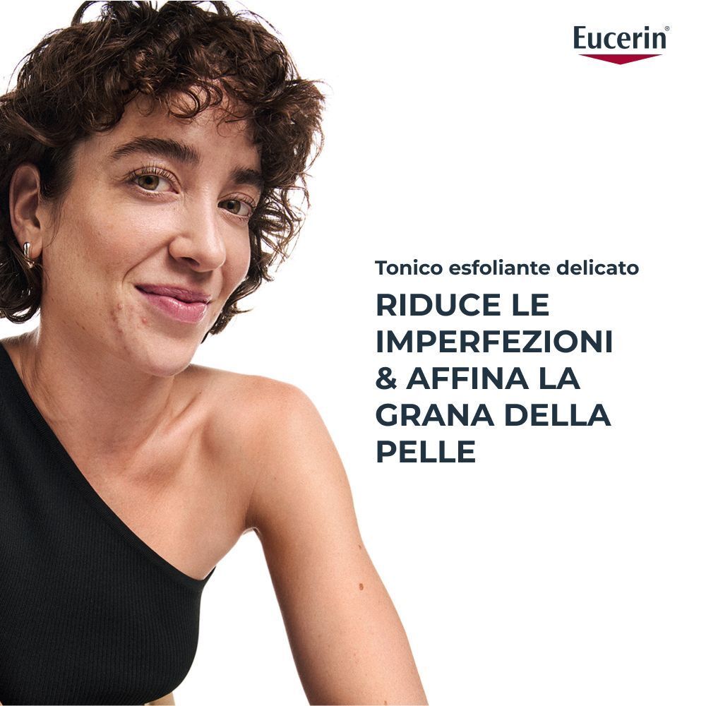 Una donna con imperfezioni cutanee sorride, viene mostrato Eucerin Dermopure Tonico Purificante.