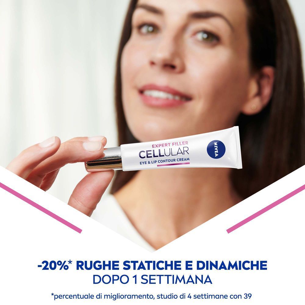 Una donna tiene un tubetto di crema contorno occhi e labbra Nivea Cellular Expert Filler. Primo piano.