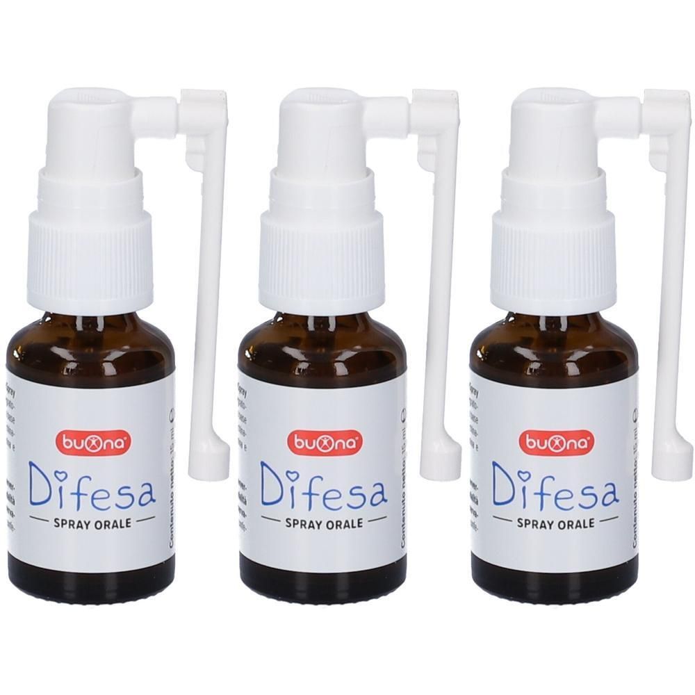Tre flaconi in vetro ambrato con spruzzino bianco e applicatore. Etichetta "Buona Difesa Spray Orale".