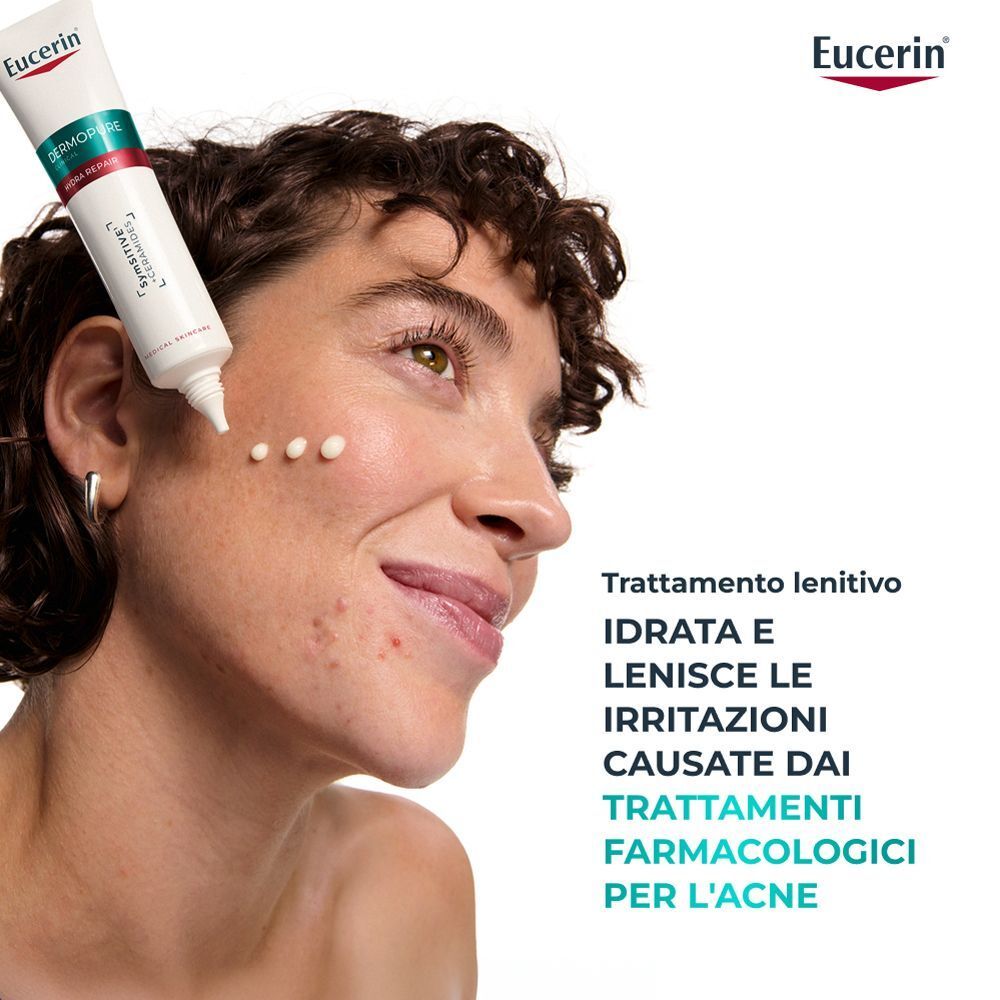 Donna con acne applica Eucerin Dermopure Hydra Repair.