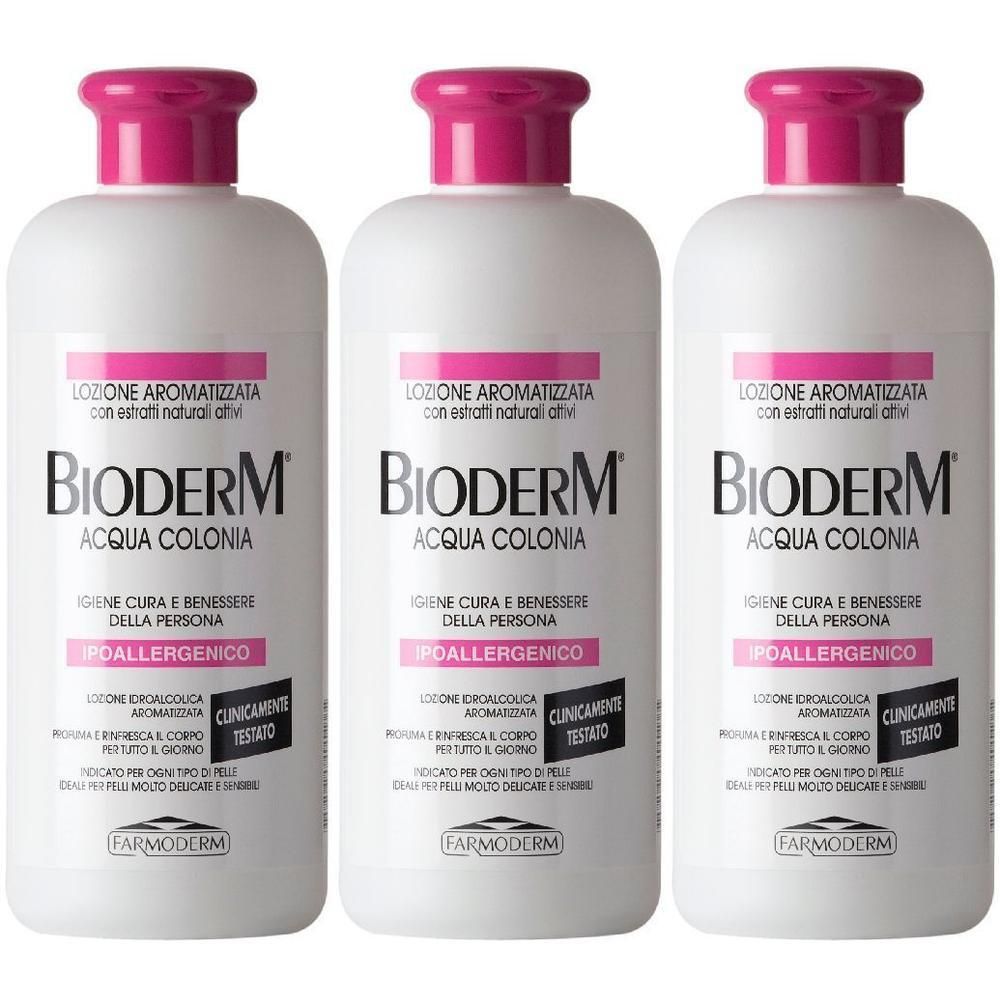 Tre flaconi bianchi Bioderm Acqua Colonia con tappo rosa. Ipoallergenico.