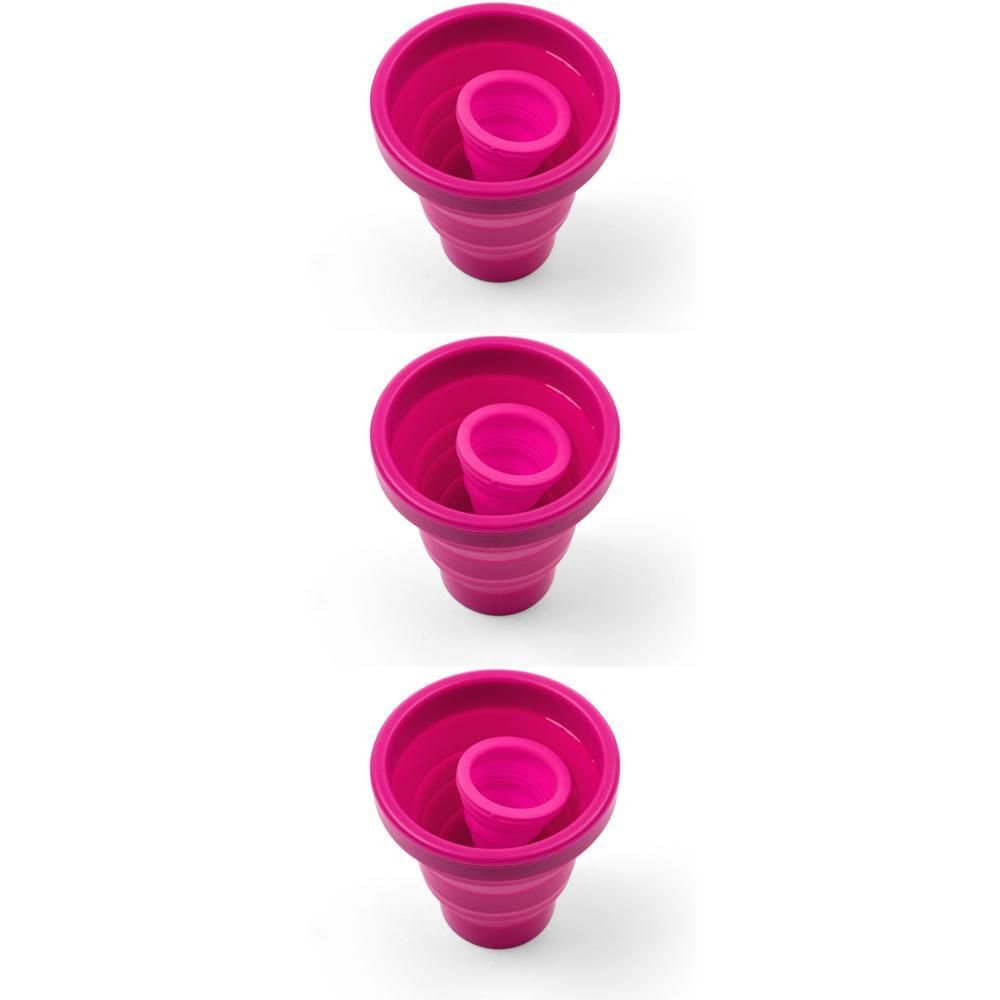 Tre sterilizzatori pieghevoli in silicone rosa, impilati uno sull'altro.