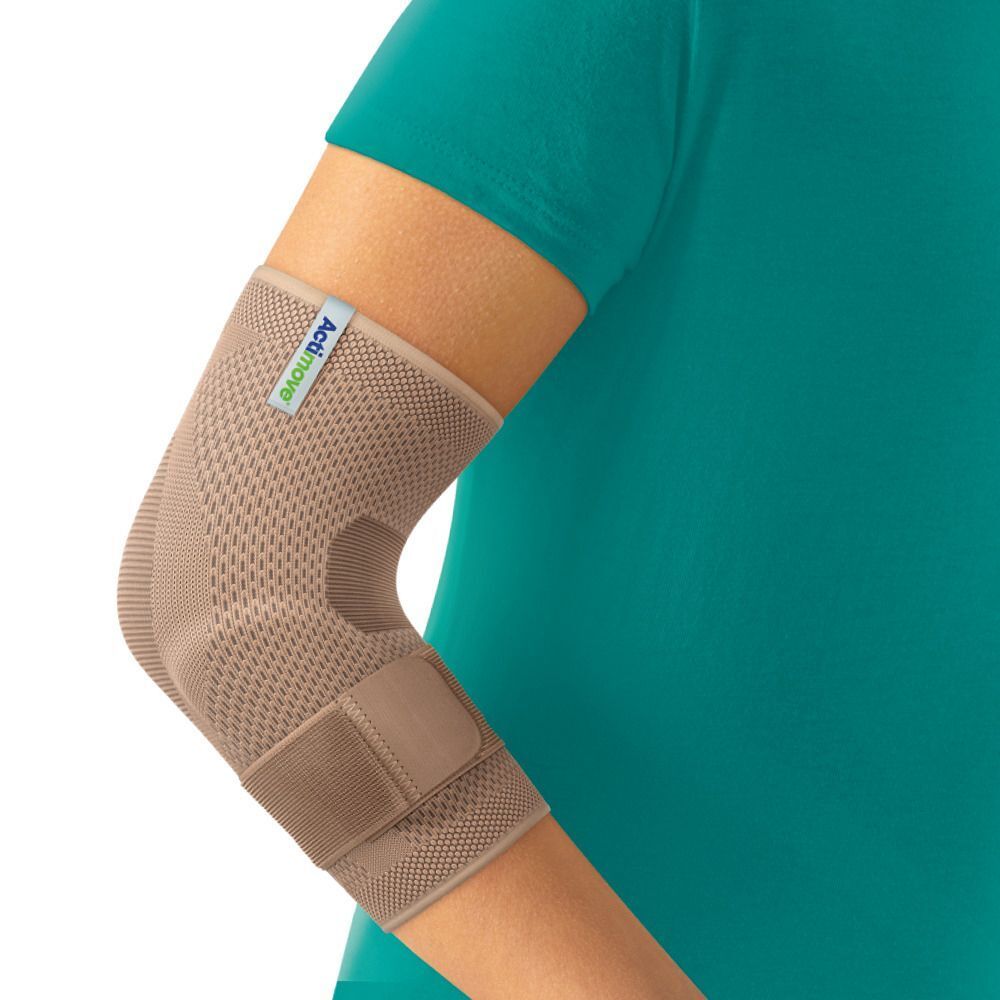 Una persona che indossa una ginocchiera in maglia beige Actimove Everyday Supports Gomitiera.
