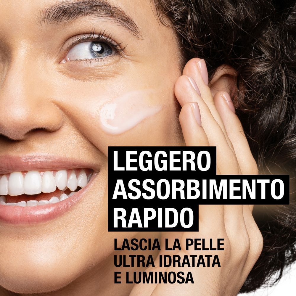 Donna che applica il siero, formula leggera a rapido assorbimento per pelle ultra idratata.