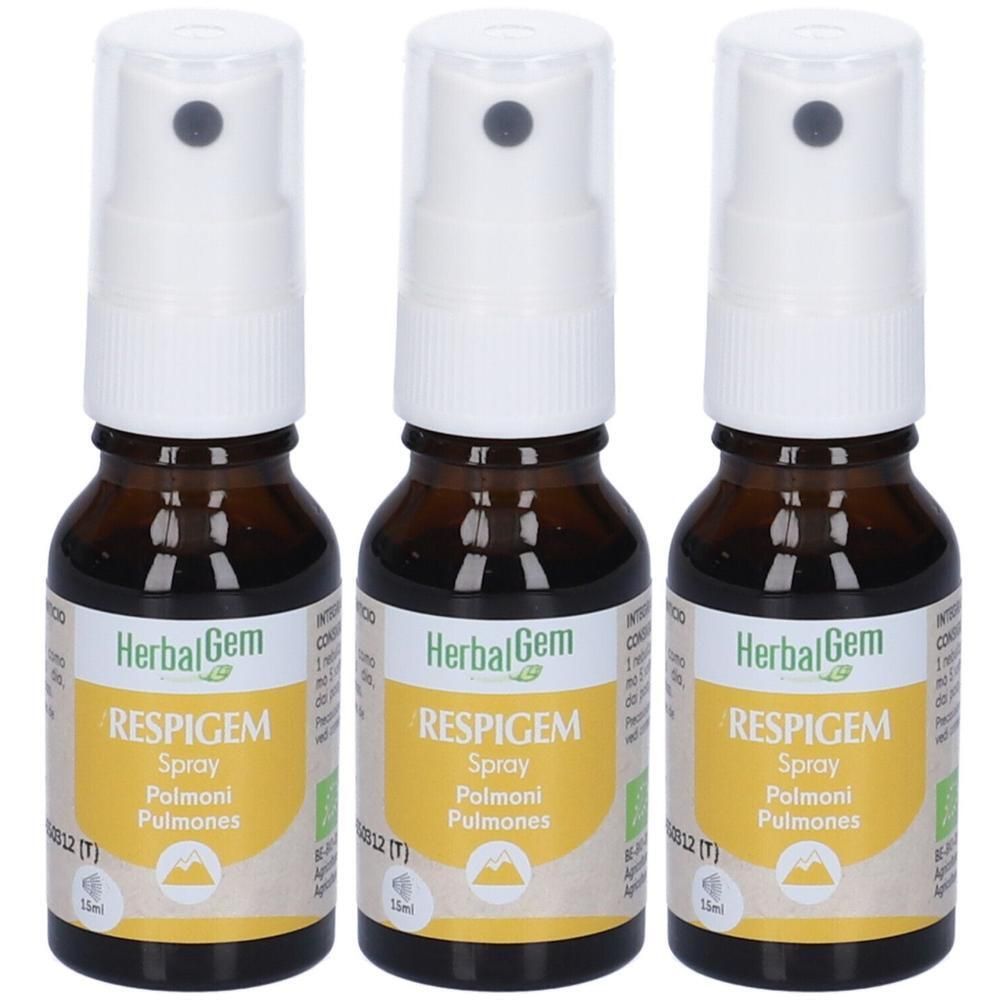 Tre flaconi spray marroni con tappo bianco ed etichetta.