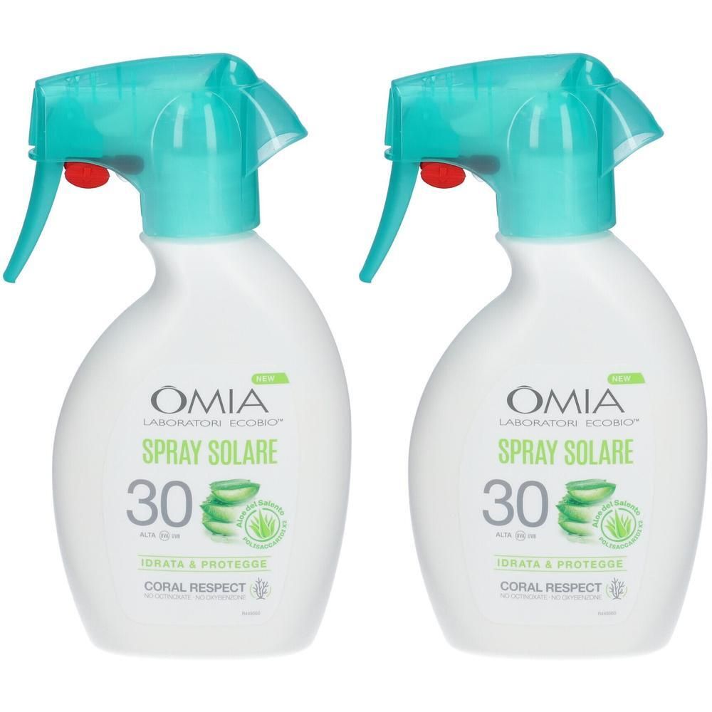 Due flaconi spray bianchi con erogatori turchini. Spray solare SPF 30.