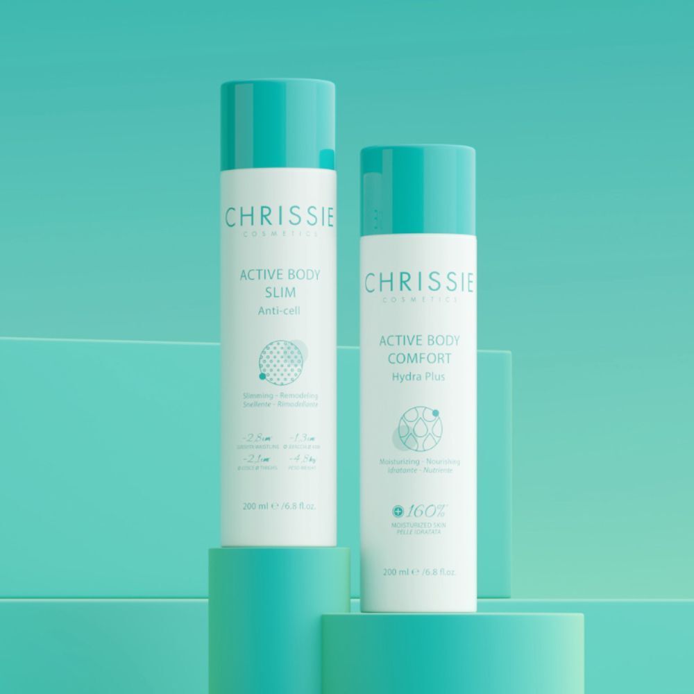 Due flaconi di Chrissie Active Body Comfort Hydra Plus e Slim su piedistalli turchesi.