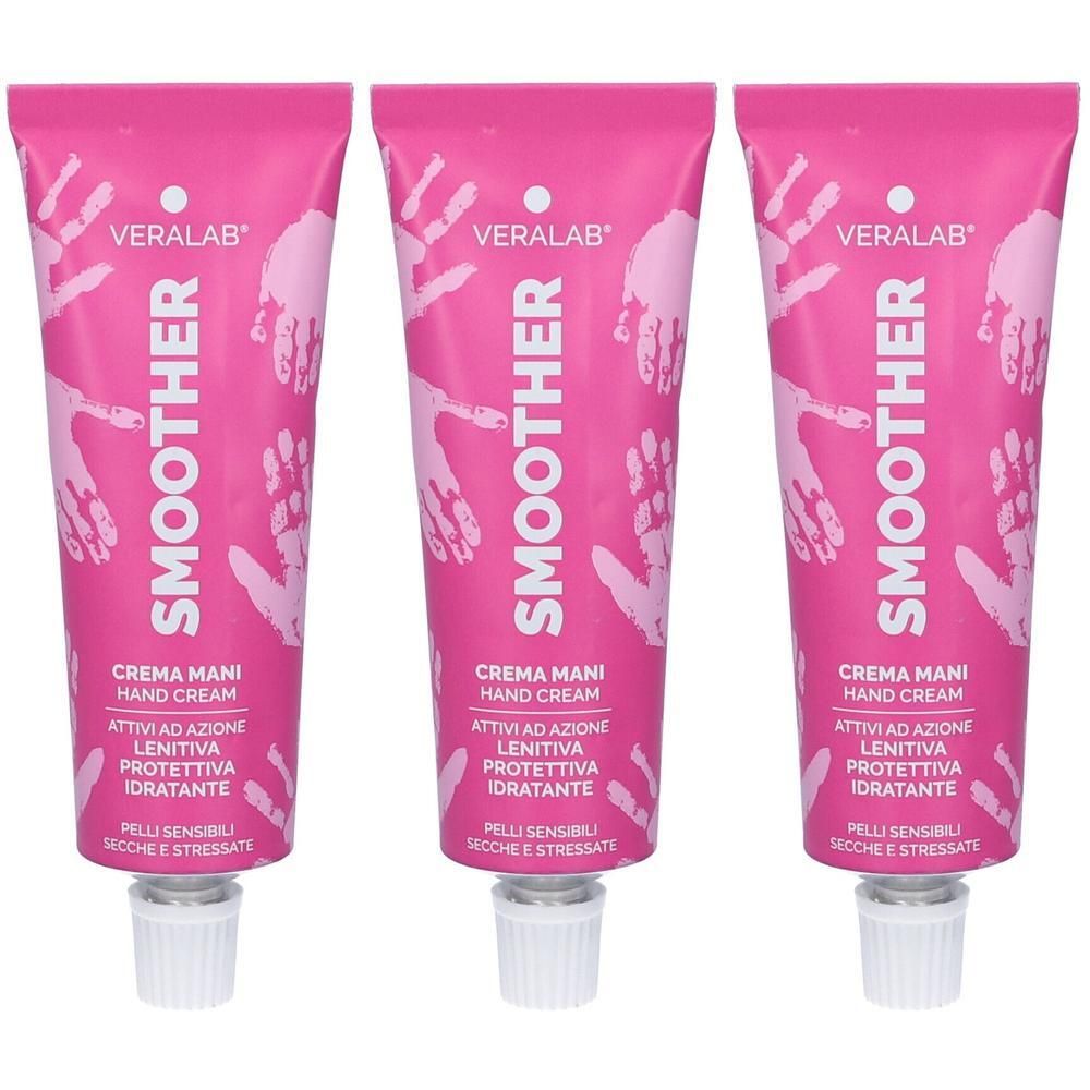 Tre tubetti rosa di crema mani con scritte bianche e motivo di impronte.