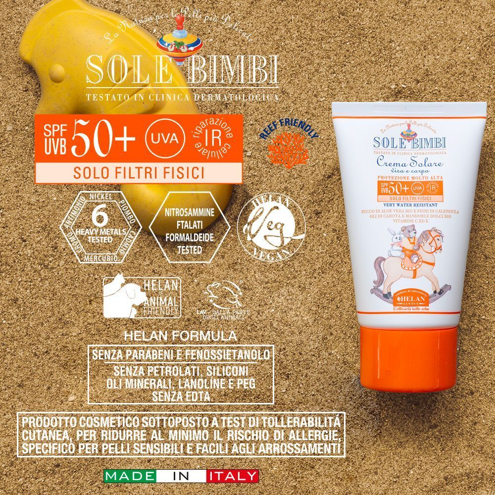 Crema solare per bambini SPF 50+ in un tubo, accanto a una scatola, su legno blu.