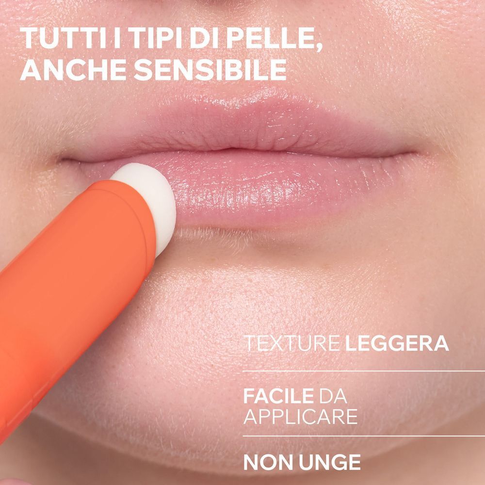 Applicazione dello stick URIAGE Bariésun SPF 30 sulle labbra.