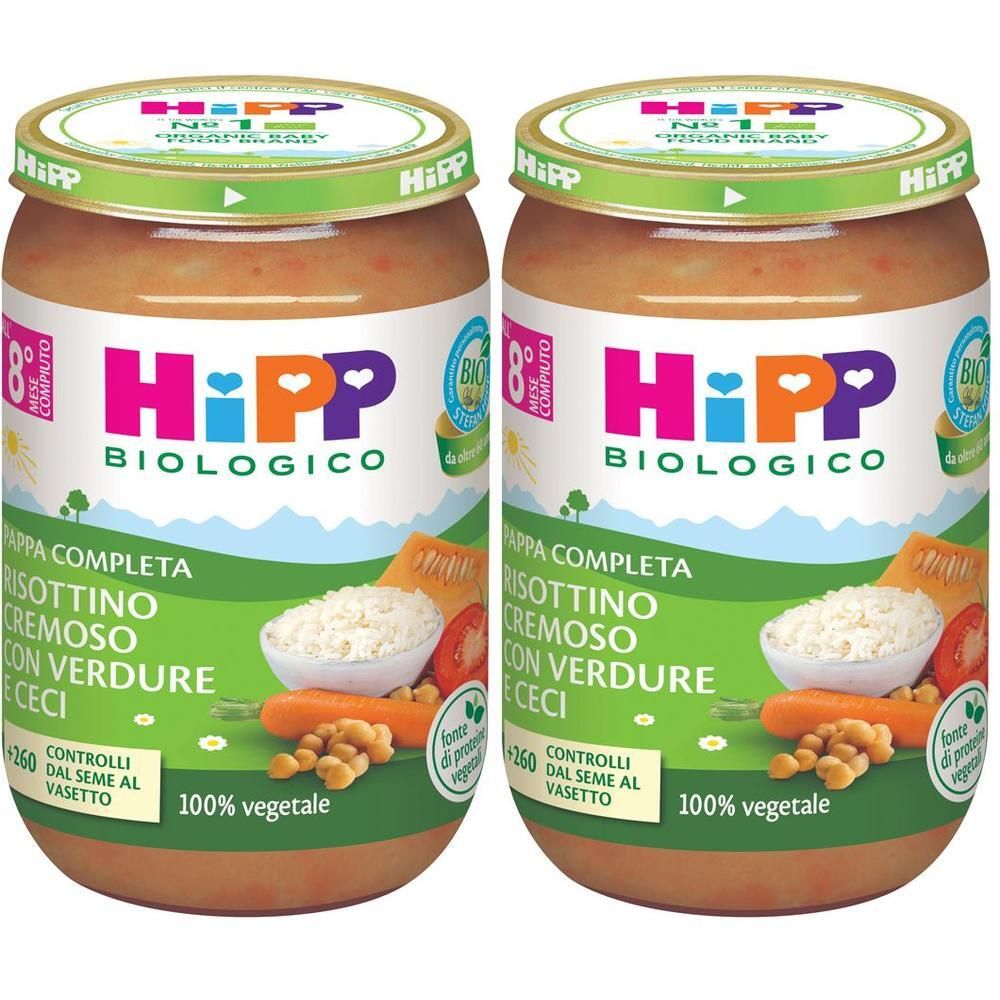 Due vasetti di Hipp biologico per bambini con riso, verdure e ceci. Etichette verdi con motivo di montagne e nuvole.