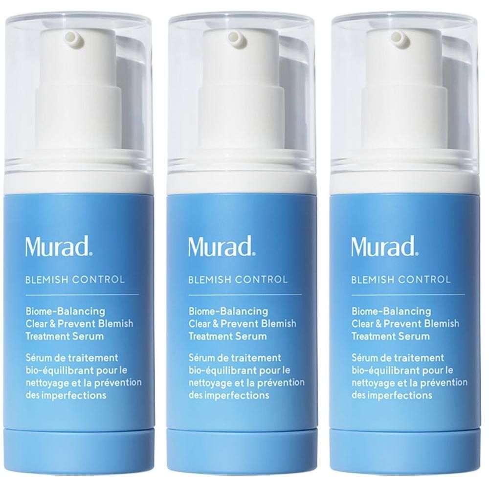 Tre flaconi di siero Murad Biome-Balancing Clear & Prevent Blemish Treatment con erogatore a pompa.