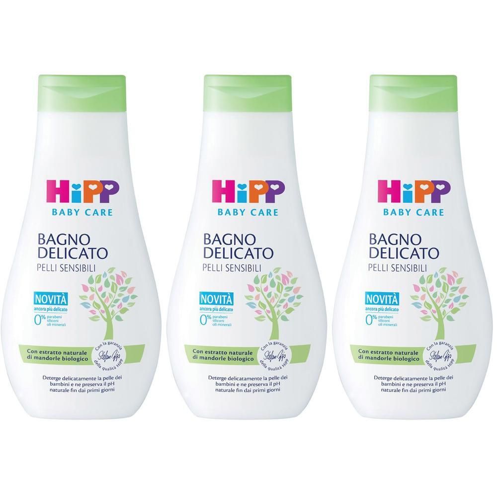 Tre flaconi bianchi Hipp Baby Care Bagno per pelli sensibili con tappi verdi.